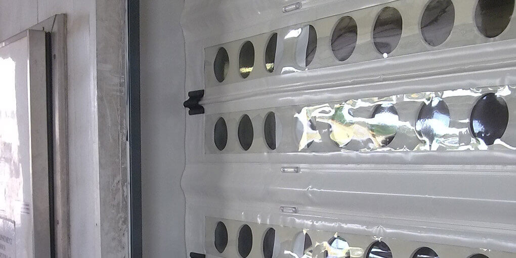 Двухкамерное полотно гибких ворот Nergeco Entrematic служит термоизолятором для защиты холодильных камер.