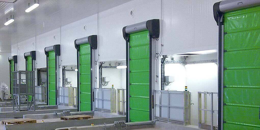 Эти мультикомпозитные скоростные ворота установлены на автоматических конвейерах крупнейшего холодильного склада в Европе, принадлежащие гиганту пищевой промышленности.