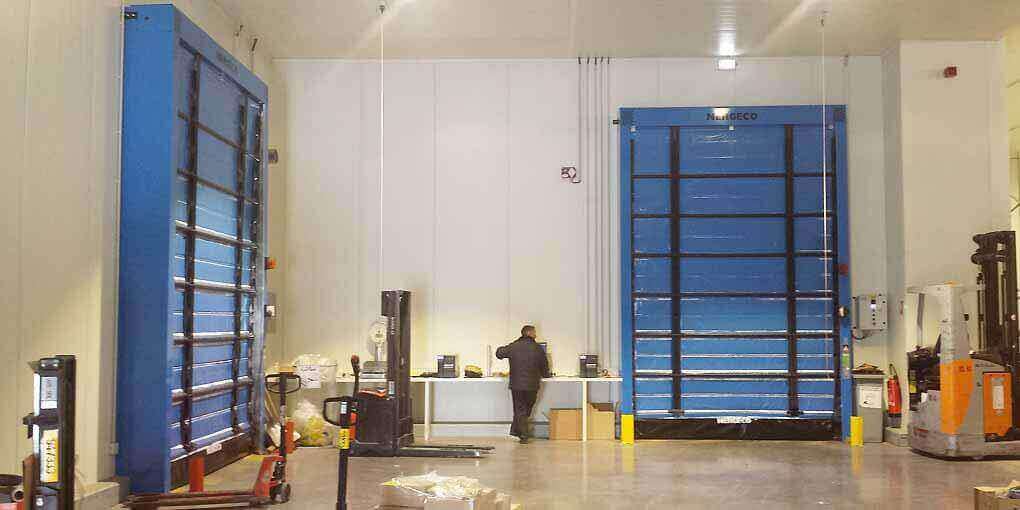 Высокоскоростные ворота Nergeco для морозильных камер - единственные, кто предлагает трехслойное термоизоляционное полотно и раму из термобарьерной стали.